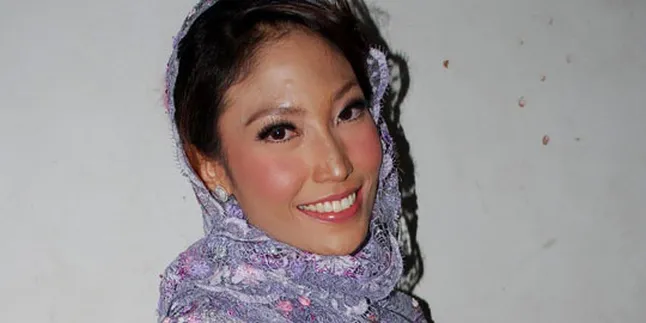 Ayu Dewi Diputus Zumi Zola Lewat SMS?