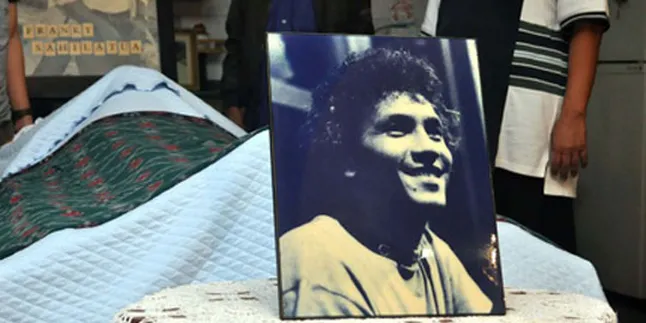 Arifin Panigoro Haru Lepas Jenazah Franky Sahilatua