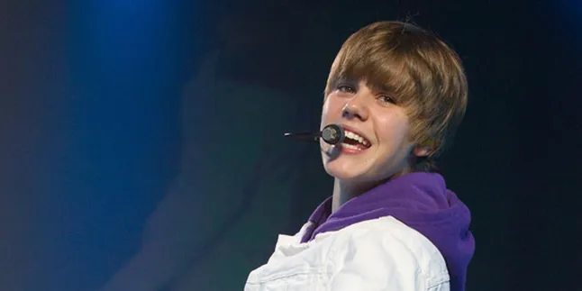 Tiket Dibeli Calo, Beliebers Nekat Naik Kontainer