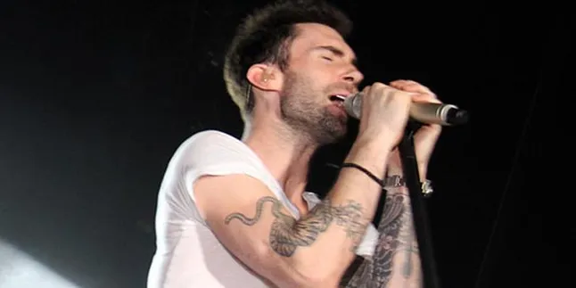 Maroon 5 Suguhkan Konser Fantastis