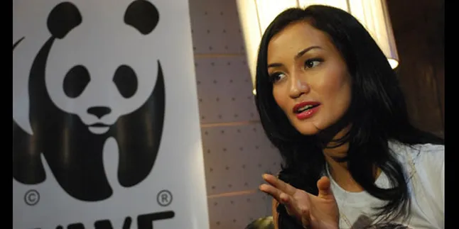 Atiqah Hasiholan Tertantang Syuting di Dasar Laut