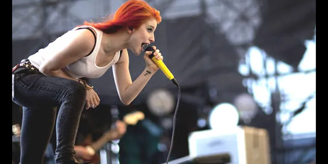 Paramore Konser di Bulan Puasa