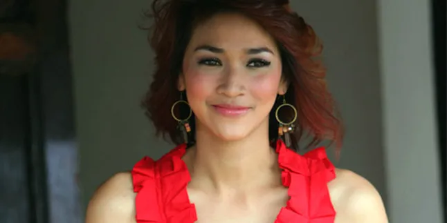 Ayahanda Berpulang, Kamidia Radisti Tetap Tegar