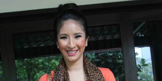 Novita Angie Galak di Rumah