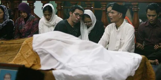 Indra Herlambang Tak Sempat Bertemu Ayah Indra Herlambang Tak Sempat Bertemu Ayah