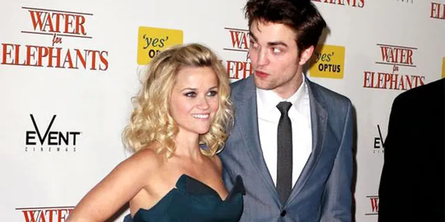 Ups, Pattinson Ketahuan Intip Dada Witherspoon!