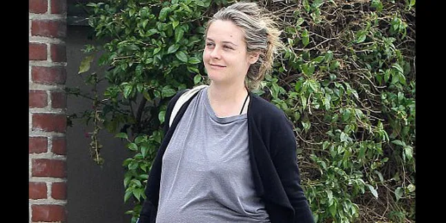 Alicia Silverstone Lahirkan Bear Blu