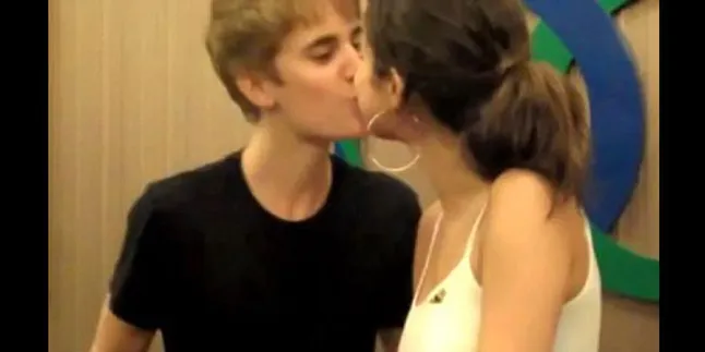 Aw! Justin Bieber Cium Selena Gomez di Depan Media! Aw! Justin Bieber Cium Selena Gomez di Depan Media!