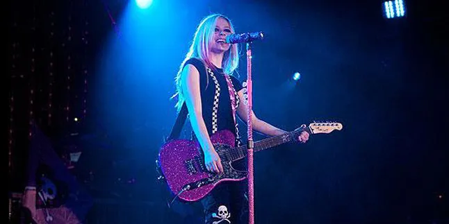Avril Lavigne Tak Percaya Kembali ke Jakarta