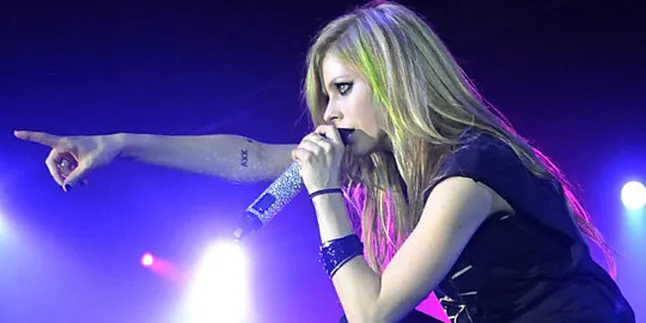 Gara-Gara Avril Lavigne, Momo Batalkan Tur Geisha