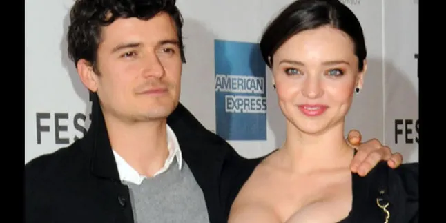 Demi Istri, Orlando Bloom Rela Pipis di Botol