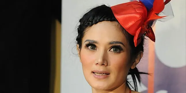 Mulan Kenakan Sepatu Tapal Kuda Lady GaGa