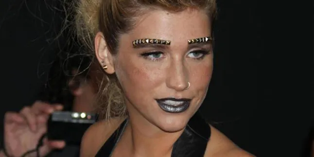 Kesha Buat Kalung Dari Gigi Fans