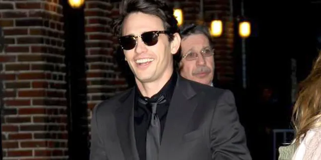 Raih Gelar Doktor, James Franco Diwisuda