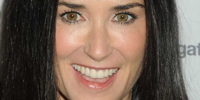 Demi Moore Mulai Menggoda Alex Pettyfer