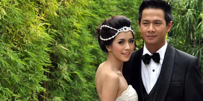 Delon dan Yeslin Wang Resmi Nikah! Delon dan Yeslin Wang Resmi Nikah!