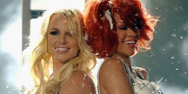 Duet Britney - Rihanna Panaskan Panggung Billboard Awards