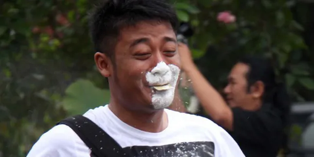 Andika The Titans Tersedak Tepung di Ultah Titanium