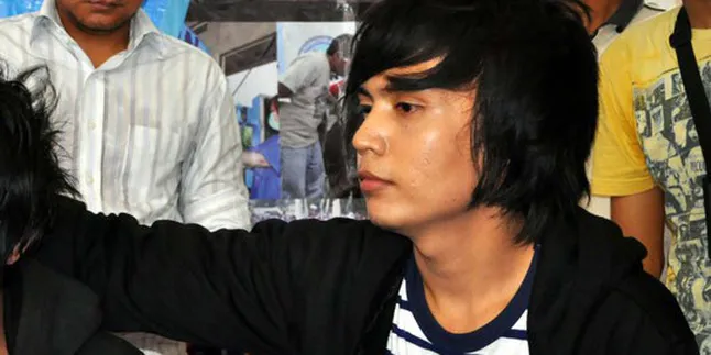 Mata Lebam, Izzy Bantah Dipukuli