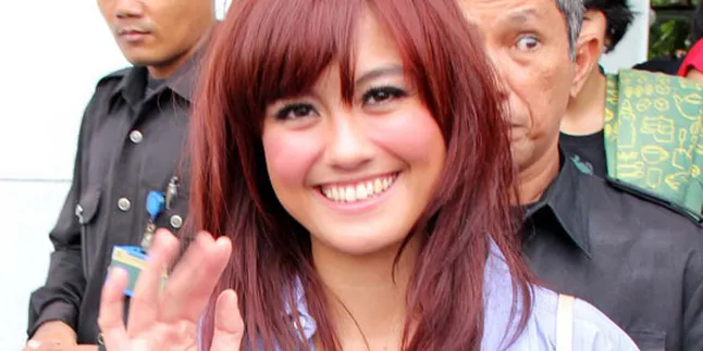 Cedera Punggung, Agnes Monica Tetap Eksis