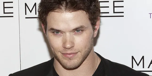 Kellan Lutz Tolak Cium Britney Spears