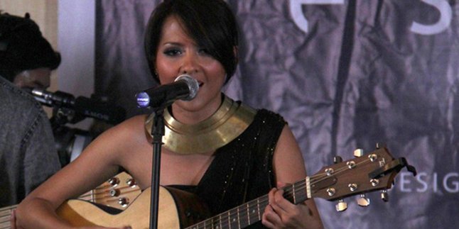 Gitar Jadi Ciri Khas Perform Lala Karmela