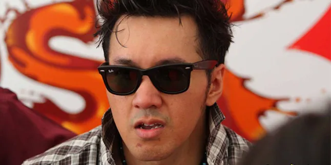 David Naif: Obat Ganteng Gue Itu Kacamata