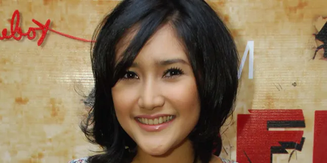 Zora Vidyanata Tulis Novel Bareng Suami