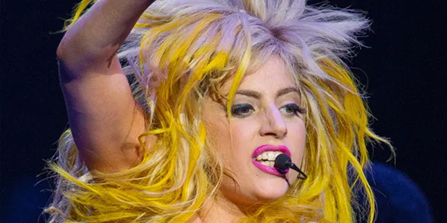 Gaga Cari Model Mirip Enrique Iglesias