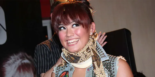 Agnes Monica, Antara Denny Sumargo dan Rezky Aditya?