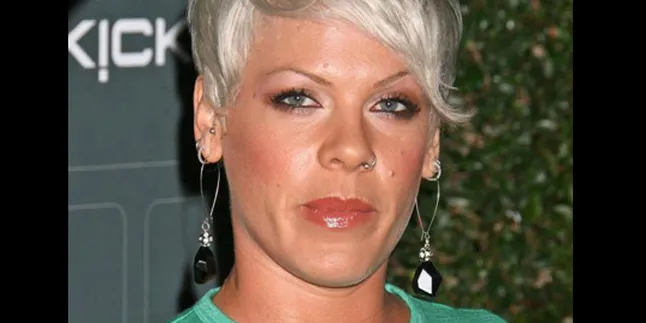 Pink Lahirkan Bayi Perempuan