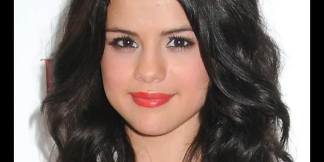 Dikritik, Selena Gomez Hapus Adegan Kuda Pink
