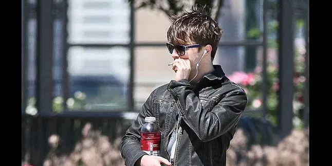 Daniel Radcliffe Habiskan 20 Batang Rokok Sehari