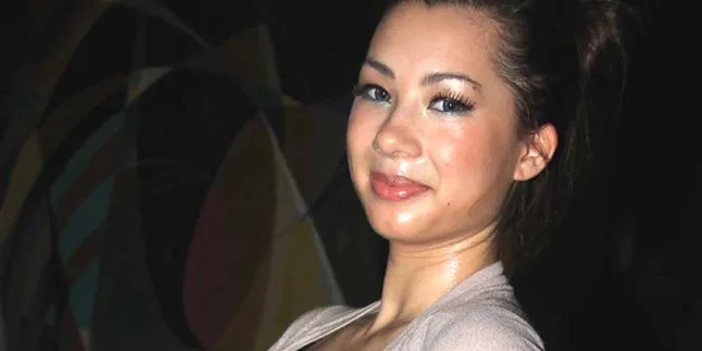 Jennifer Bachdim Beraksi di Lapangan Bulutangkis Jennifer Bachdim Beraksi di Lapangan Bulutangkis