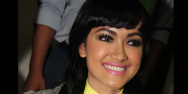 Julia Perez Suka Pantai, Tapi Takut Hitam