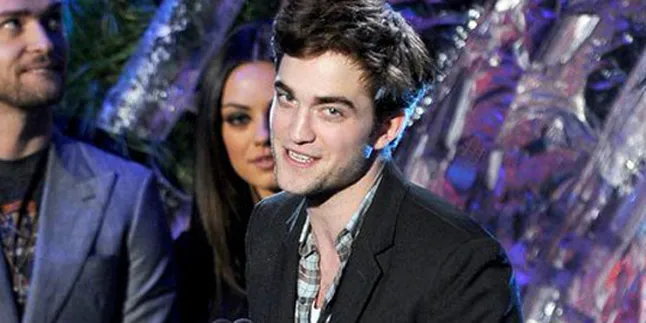 Menang Best Kiss, Robert Pattinson Cium Taylor Lautner!