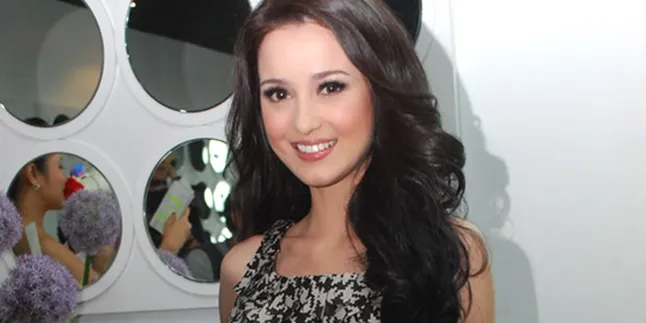 Julie Estelle: Rambut Pendek Bikin Nyesel