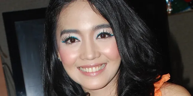 Nuri Maulida Suka Tulis Lirik dan Puisi Nuri Maulida Suka Tulis Lirik dan Puisi
