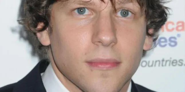 Jesse Eisenberg Punya Trik Untuk Menghilang