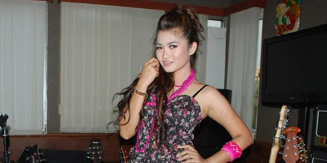 Fitri Carlina Akui Beban Bawa Nama Kakak