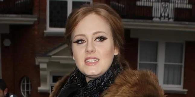 Adele Bertahan, Lady GaGa Tergeser