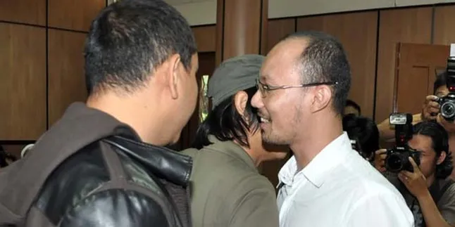 Yoyo, Rindra dan Fadly Berpelukan di Ruang Tahanan
