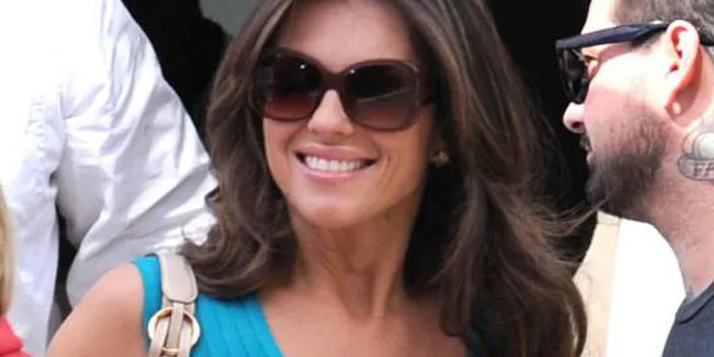 Elizabeth Hurley Resmi Bercerai Dalam 92 Detik!