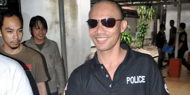 Berkaca Mata Hitam, Yoyo Santai Datangi Sidang