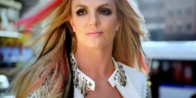 Britney Spears Hantam Paparazzi Pakai Mikrofon