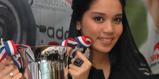 Alexandra Asmasoebrata Jajaki Formula Pilota Alexandra Asmasoebrata Jajaki Formula Pilota