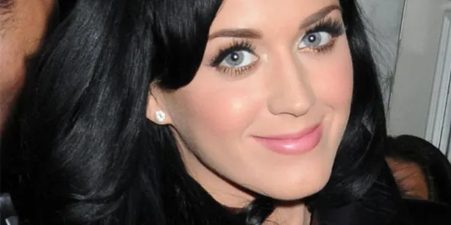 Katy Perry Tak Lagi Berambut Hitam!