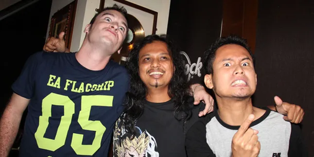 Gugun Blues Shelter Sepanggung Bareng Rod Stewart