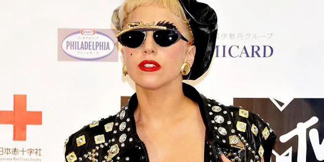 Lady GaGa Gelapkan Dana Gelang 'Pray For Japan'?