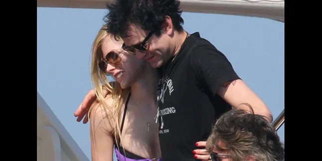 Avril Lavigne - Deryck Whibley Mesra Lagi?